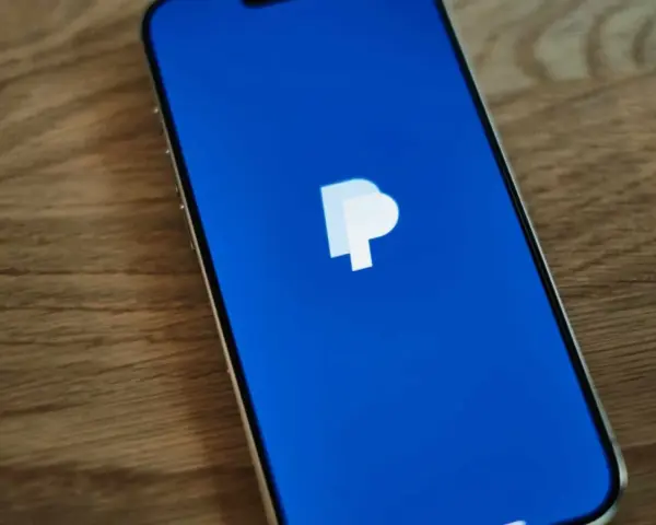 Schermo di uno smartphone con il logo PayPal su sfondo blu. Un modo semplice per aggiungere PayPal a Google Pay.