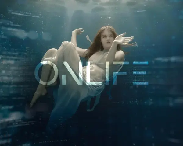 Donna galleggia in acqua, circondata da bolle e dati digitali. Il testo "ONLIFE" evoca il significato di una vita connessa tra reale e virtuale.