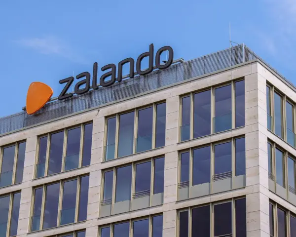 Edificio moderno con logo Zalando. Il fatturato dell'azienda è in crescita, riflettendo il successo del suo modello di business.
