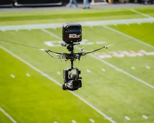 Skycam Wildcat, una telecamera volante, cattura ogni azione sul campo, dimostrando la tecnologia nello sport.