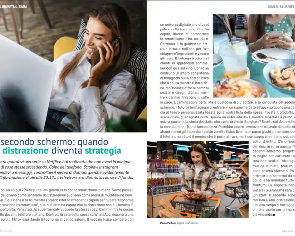 Ragazza sorride mentre parla al telefono e guarda un laptop. Il secondo schermo è una strategia vincente.