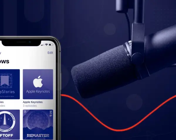 Microfono da podcast e interfaccia di un'app per ascoltare "AppStories" e "Apple Keynotes". L'etimologia del podcast è esplorata in ogni episodio.