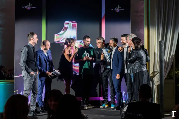 Sul palco dei TikTok Awards, un gruppo di persone celebra un momento speciale.
