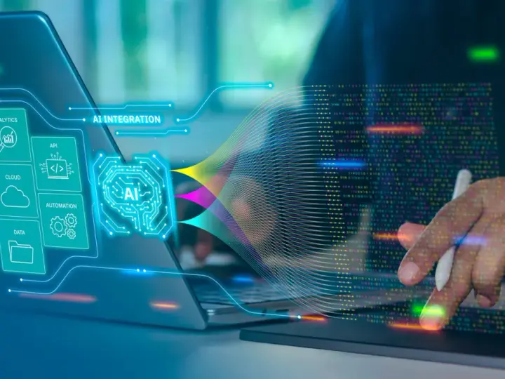 Integrazione AI per l'ecommerce: analytics, cloud, API e automazione guidano i dati verso un futuro digitale.