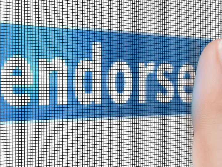 Dito, un dito preme il pulsante "Endorse", che significa approvare o sostenere qualcosa.