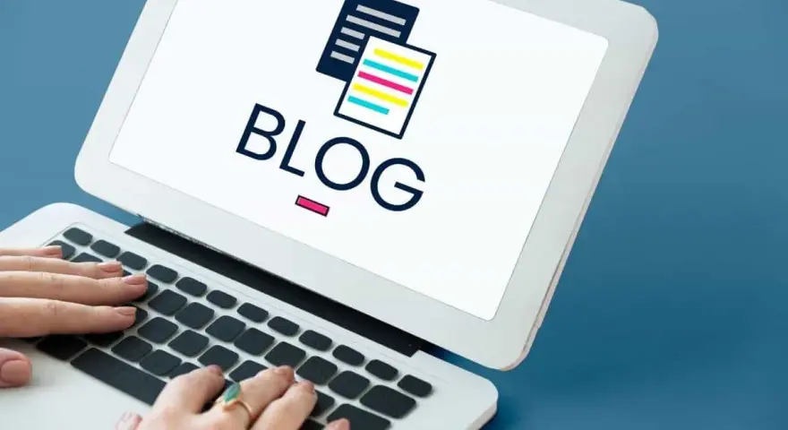 Mani che digitano su un laptop con la parola "BLOG" e un'icona di documenti stilizzati. Scopri il blog personale significato.