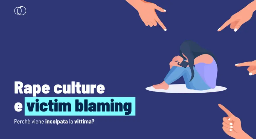 La vittima è isolata e accusata da dita puntate, illustrando il **victim blaming** e la cultura dello stupro.