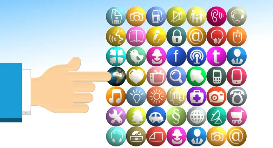 Un dito punta verso la Terra, simboleggiando la scelta di un **media buyer** tra innumerevoli icone di app e servizi digitali.