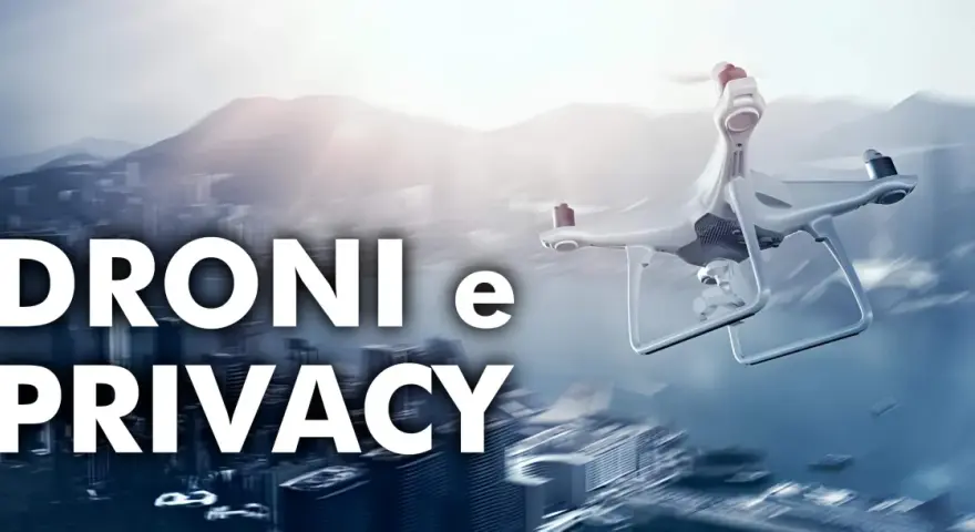 Un drone sorvola una città sfocata, sollevando interrogativi su droni e privacy.