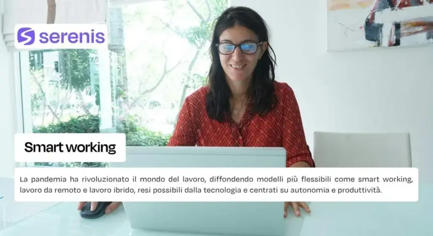 Donna sorridente al computer, simbolo di smart working e del nuovo significato di lavoro da remoto.