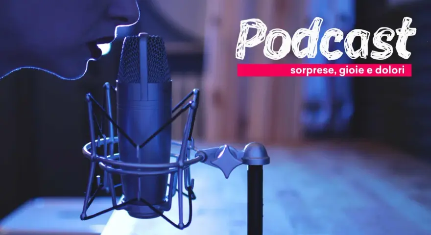 Un microfono professionale pronto per registrare un podcast: "Sorprese, gioie e dolori".