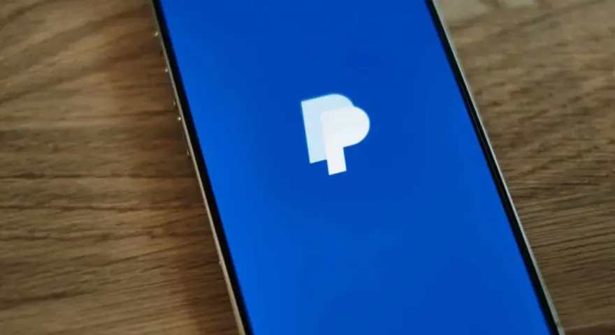 Schermo di uno smartphone con il logo PayPal su sfondo blu. Un modo semplice per aggiungere PayPal a Google Pay.