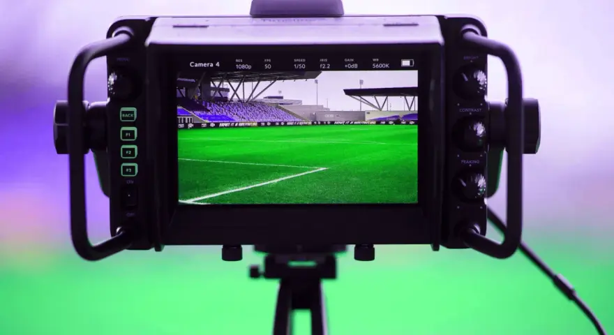 Monitor di ripresa inquadra uno stadio di calcio. La legge anti pezzotto protegge i diritti d'autore, ma la passione per lo sport non si ferma.