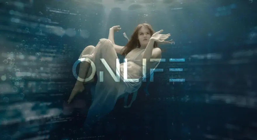Donna galleggia in acqua, circondata da bolle e dati digitali. Il testo "ONLIFE" evoca il significato di una vita connessa tra reale e virtuale.