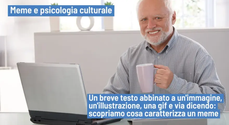 Un uomo sorride con una tazza, diventato meme. Il testo parla di cosa sono diventato meme e psicologia culturale.