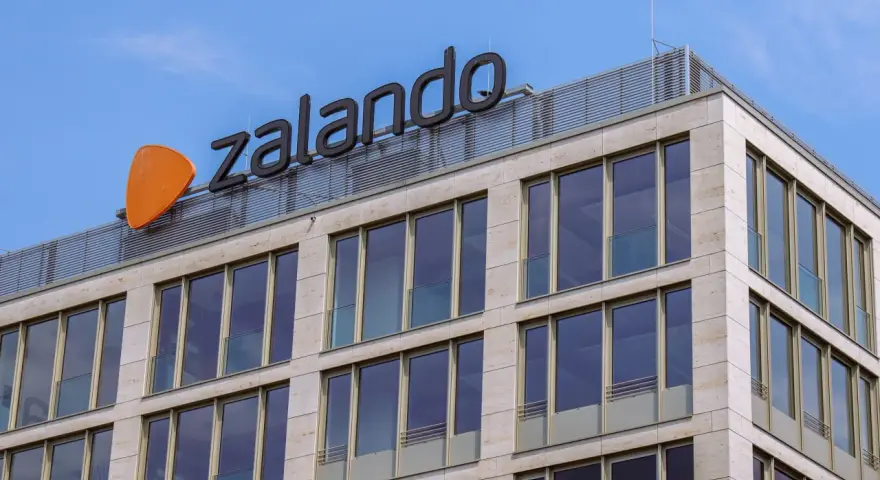 Edificio moderno con logo Zalando. Il fatturato dell'azienda è in crescita, riflettendo il successo del suo modello di business.