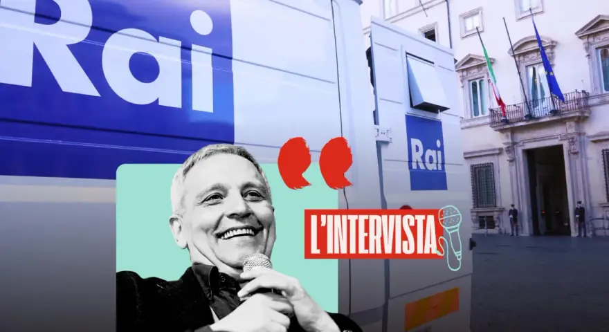 Uomo sorridente con microfono, furgoni Rai e palazzo istituzionale. L'intervista è al centro, ma la censura Rai aleggia.