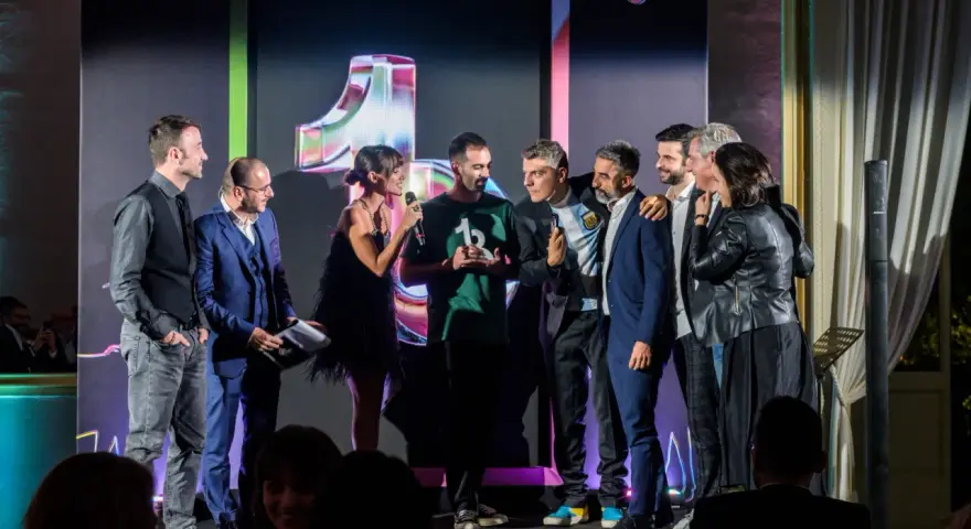 Sul palco dei TikTok Awards, un gruppo di persone celebra un momento speciale.