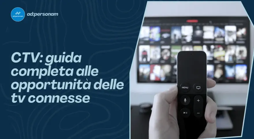 Guida completa al CTV, significato e opportunità delle tv connesse. Telecomando in mano davanti a uno schermo pieno di contenuti.