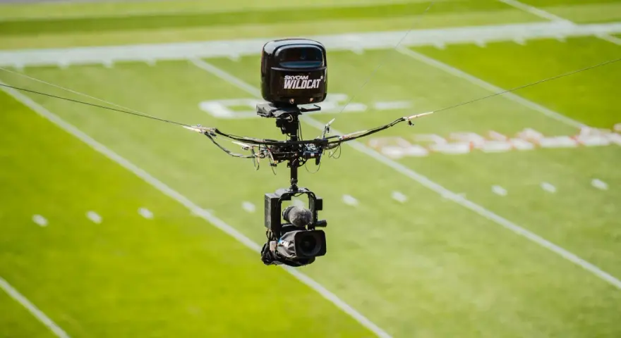Skycam Wildcat, una telecamera volante, cattura ogni azione sul campo, dimostrando la tecnologia nello sport.