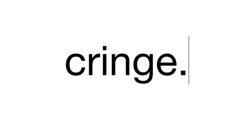 La parola "cringe" scritta in nero su sfondo bianco, con un cursore lampeggiante accanto. Il suo significato in italiano è imbarazzo.