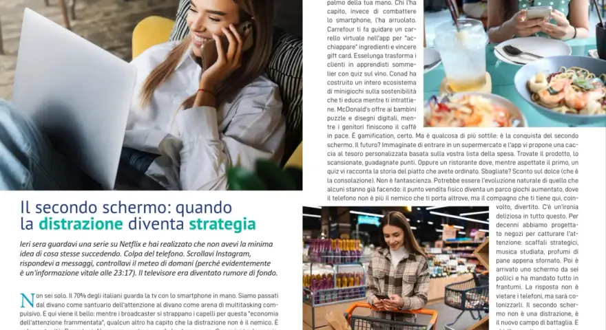 Ragazza sorride mentre parla al telefono e guarda un laptop. Il secondo schermo è una strategia vincente.