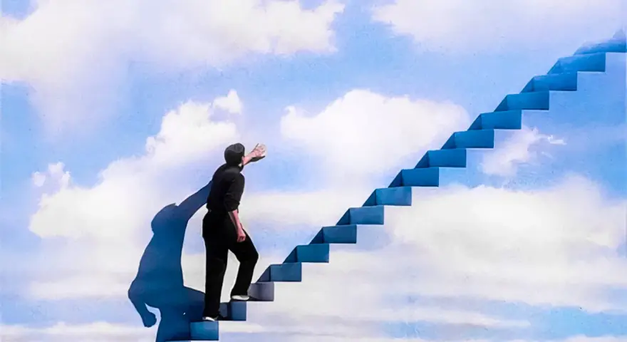 Un uomo in nero sale una scala blu verso il cielo, un'immagine che evoca le riflessioni su "The Truman Show" e la ricerca della verità.