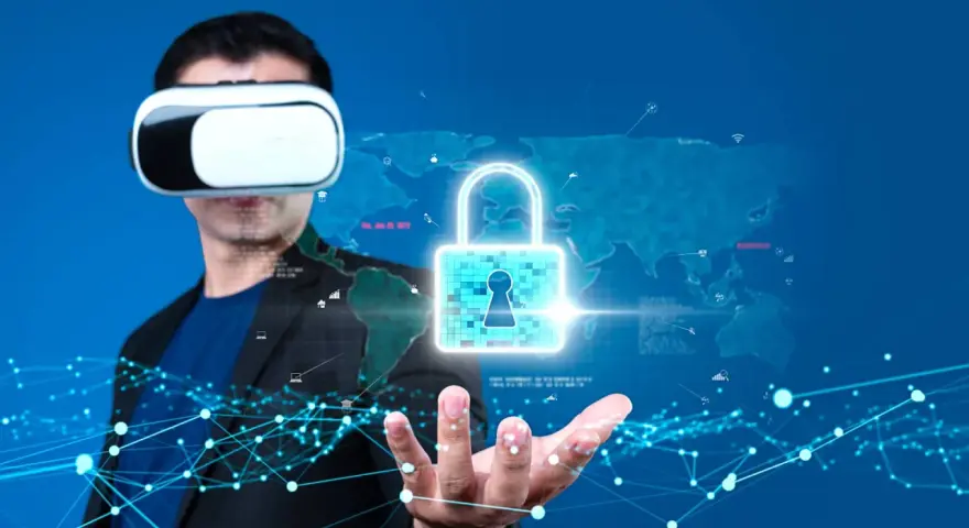 Uomo con visore VR, un lucchetto digitale e una mappa del mondo. La realtà virtuale sesso è un concetto futuristico.