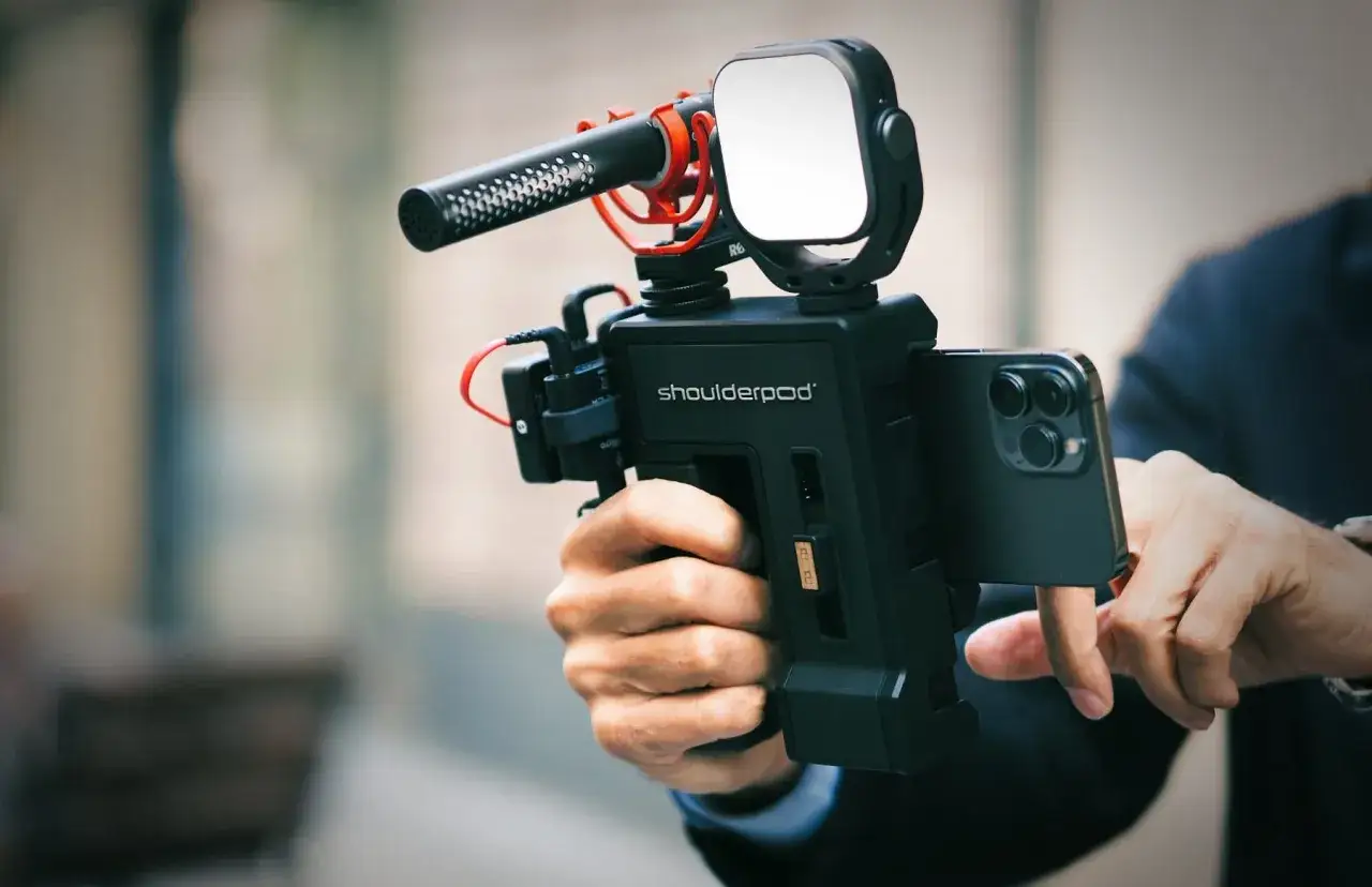 Kit per mobile journalism con microfono e specchio, pronto per catturare storie ovunque.