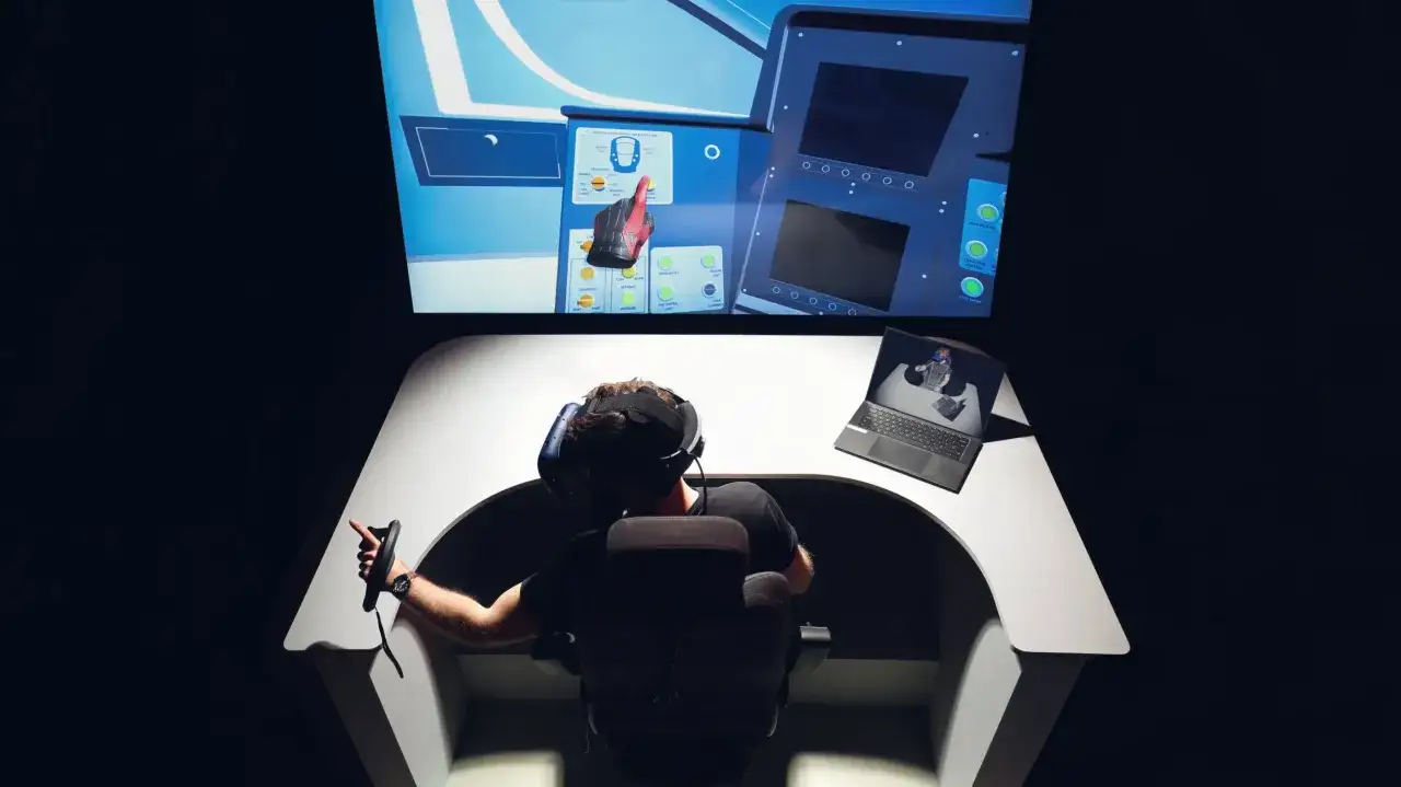 Uomo con visore VR interagisce con un pannello di controllo virtuale, esplorando il significato di onlife in un'esperienza immersiva.