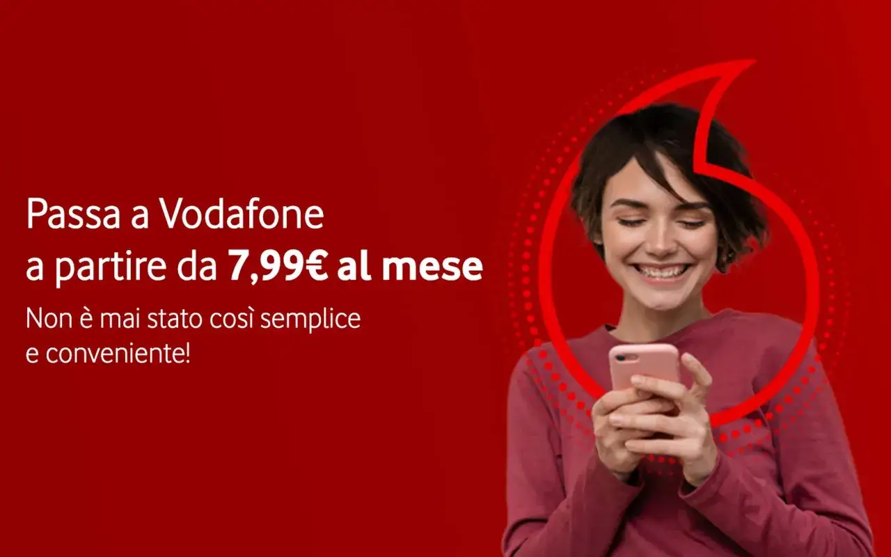Pubblicit&agrave; Vodafone: passa a Vodafone da 7,99&euro; al mese. Una giovane donna sorride usando il suo smartphone.