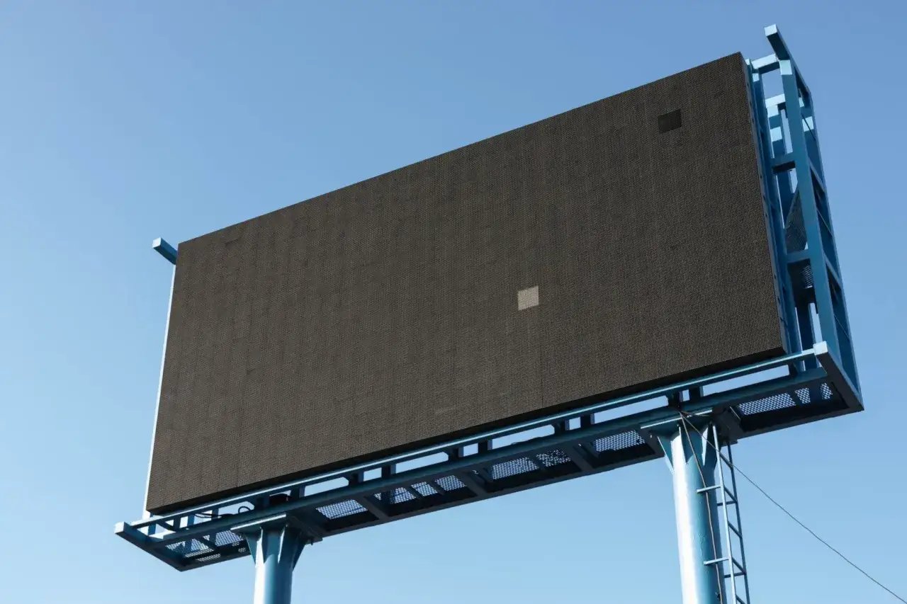 Schermo gigante a LED blu, pronto per la comunicazione politica.
