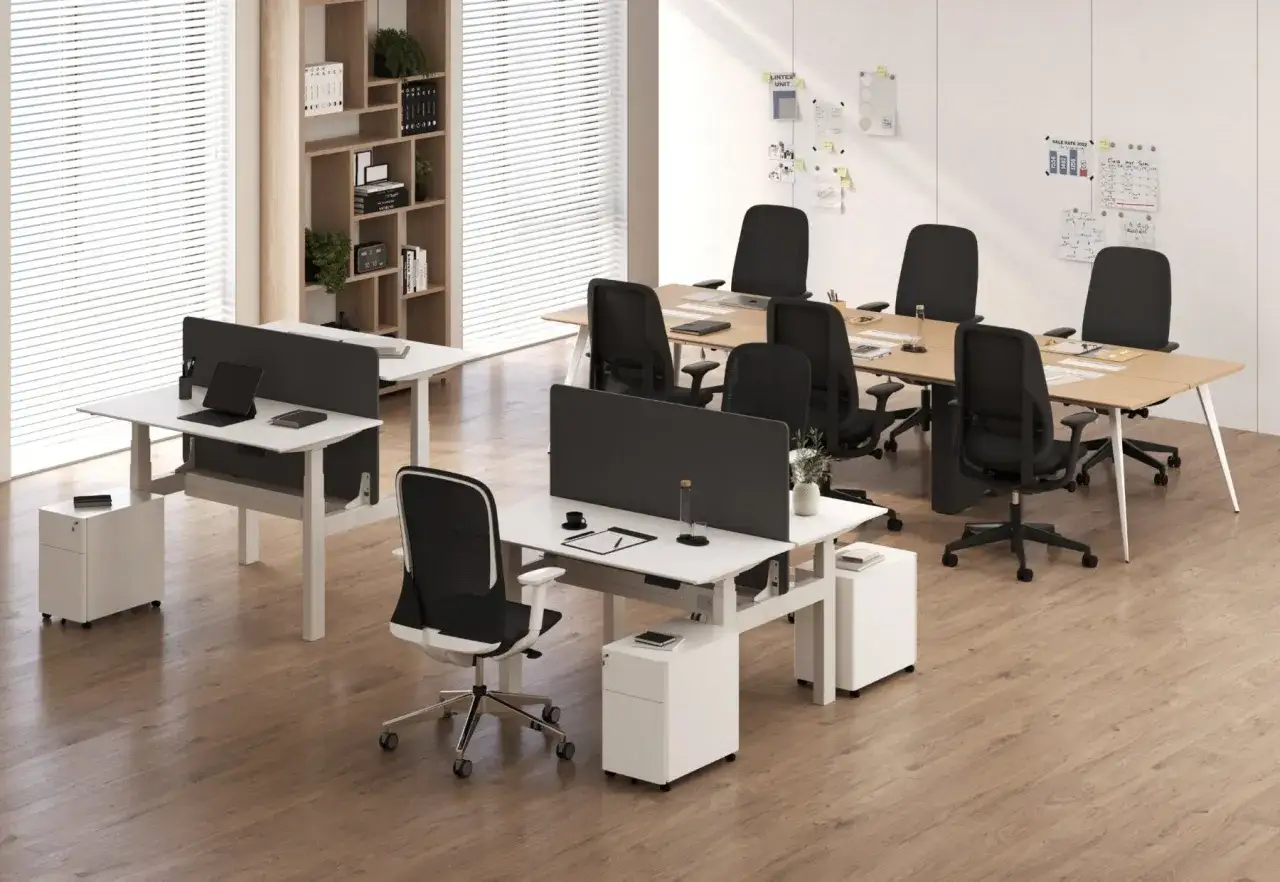 Uffici moderni con postazioni di lavoro ergonomiche, ideali per uno smart worker.