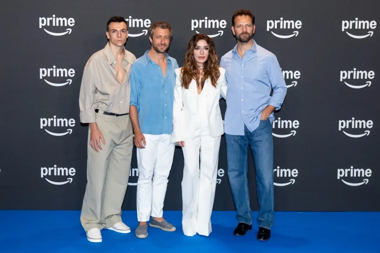 Attori su sfondo nero con logo Prime Video. Un esempio di cultura convergente che unisce cinema e piattaforme streaming.