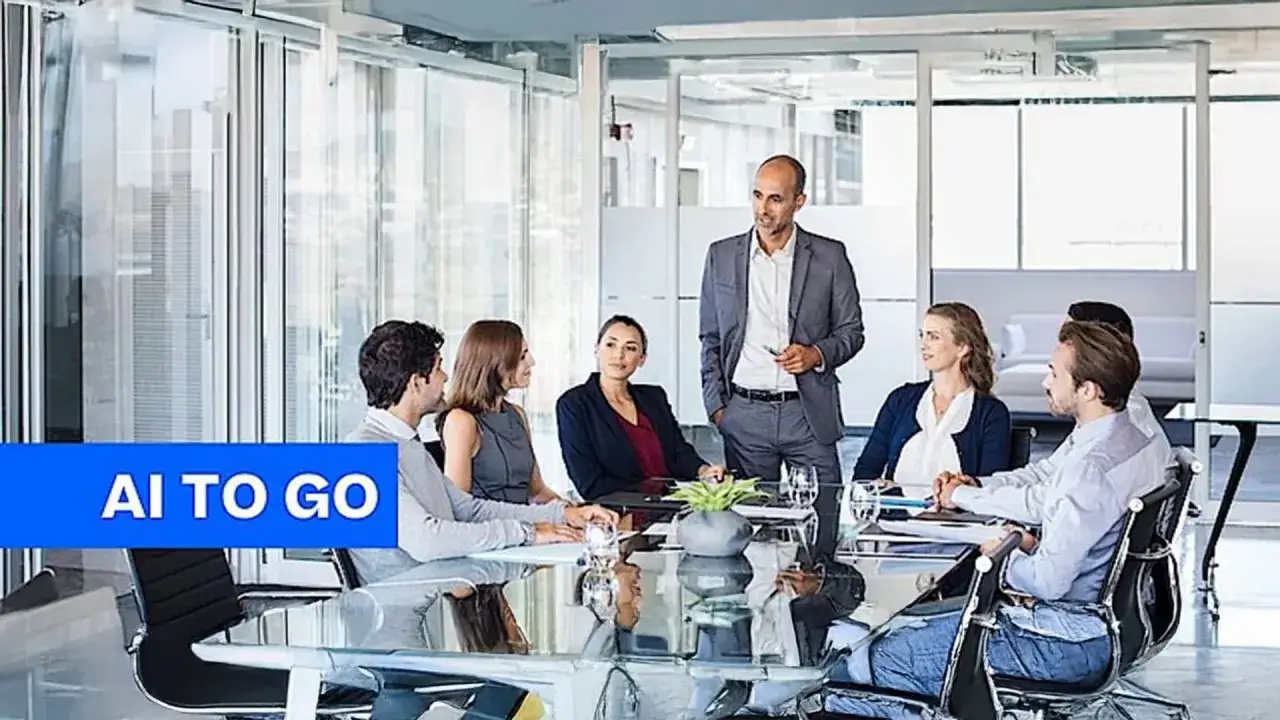 Team in riunione, un uomo in piedi presenta idee per la comunicazione interna. 