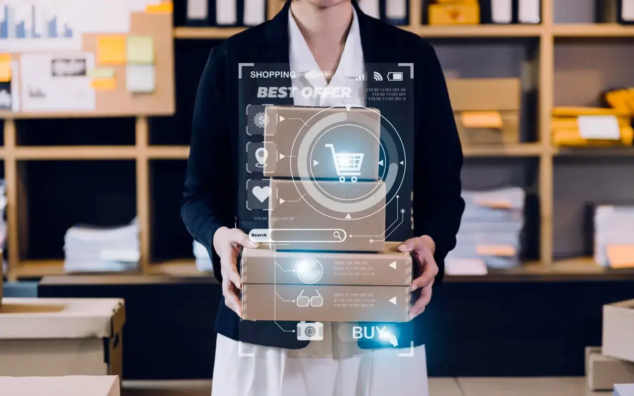 Persona con pacchi, interfaccia digitale con icone di shopping e dati, simboleggia l'impatto dell'ai in retail per ottimizzare le offerte.