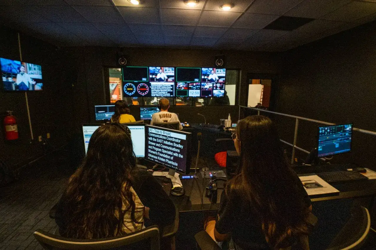 Regia di controllo con operatori che gestiscono il broadcast, il cui significato &egrave; la trasmissione di contenuti audio/video.