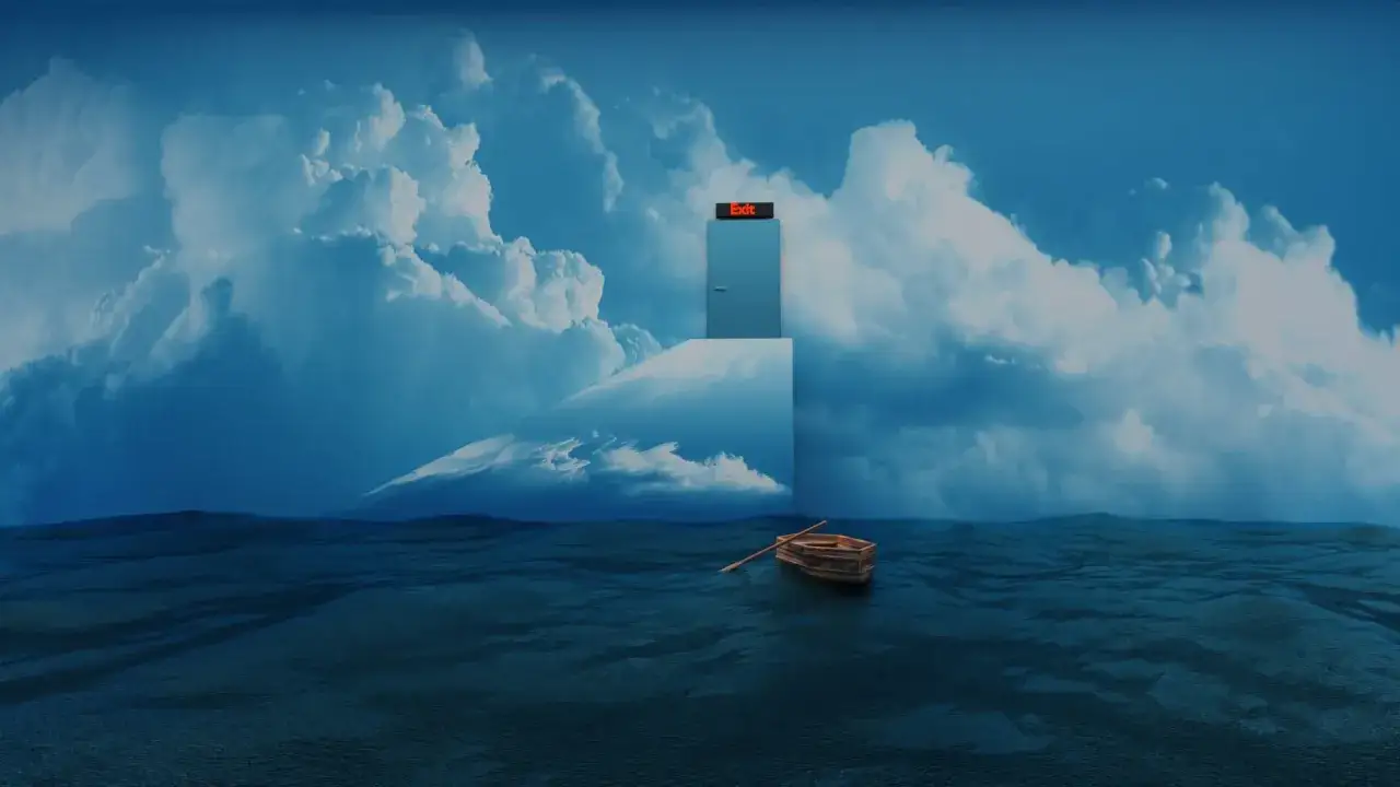 Barca solitaria in mare, sotto un cielo di nuvole. Una porta con la scritta 