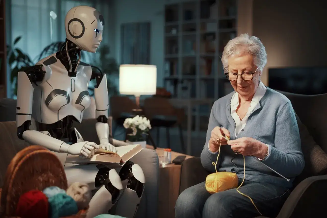 Un social robot legge un libro accanto a un'anziana che lavora a maglia, creando un'atmosfera serena e di compagnia.